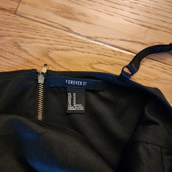 Chic Black Crop Top - Picture 3 of 4